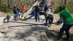 公路建设专业的学生为可到达的营地创建混凝土板